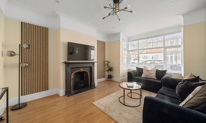 Bensham Manor Casa | Stylish Modern 3 Bedroom Home in London with a Garden