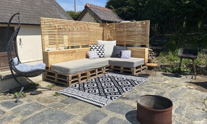 Cilgerran Casa | Stylish modern home with ample garden, parking and chickens! Close to beaches.