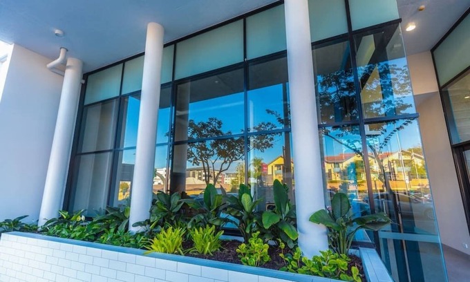 Windsor Hotel | Stylish, modern king hotel room in Brisbane