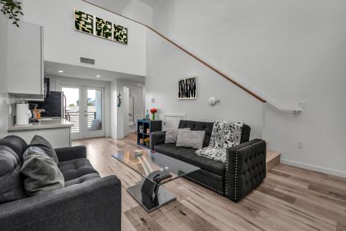 Wilshire Apartamento | Stylish Modern one Bedroom Hollywood Loft With in unite washer dryer & Balcony