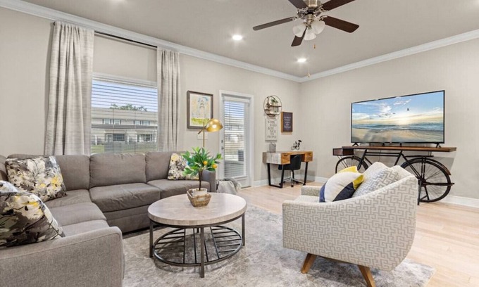 Sanders Beach Casa | Stylish Modern Retreat in Downtown w/ Pool, 3 Bedroom, 2.5 bath, free parking