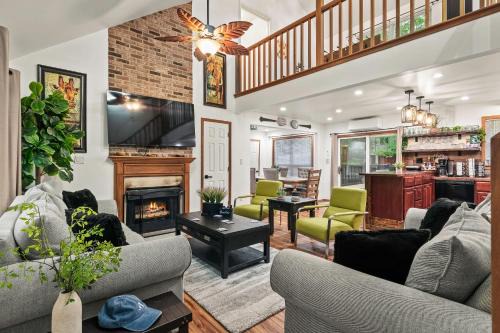 East Stroudsburg Casa | Stylish Mountain Retreat w Hot Tub Firepit Penn Estate Getaway by AvantStay