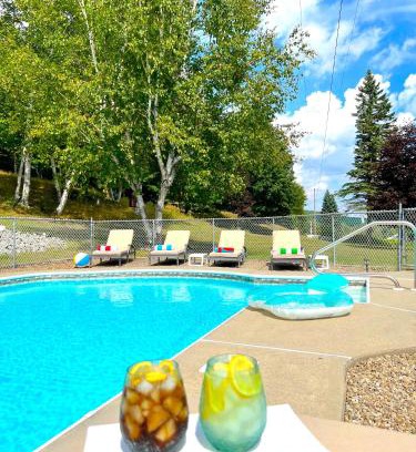 Johnsburg Chalet De Esquí | Stylish Mountain View Chalet with Heated Pool, Large Hot Tub, Playroom & Firepit close to Gore Mountain