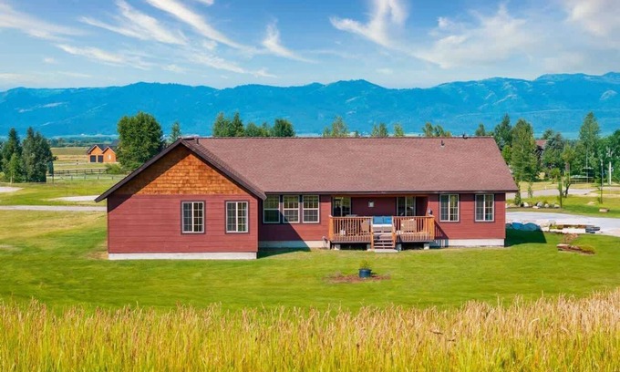 Victor Casa | Stylish Mtn Home, Fireplace, Views!