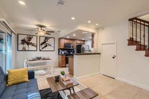Downtown Casa | Stylish- Multi-Level- Patio- Games - Fast WIFI-CM3
