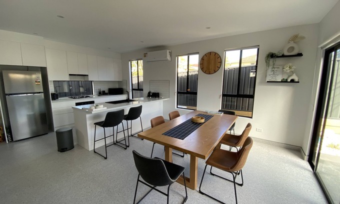 Lake Illawarra Casa | Stylish, New and Modern Townhouse