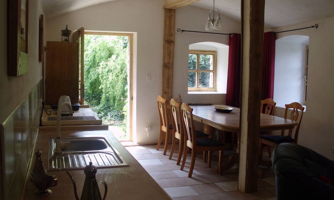 Stranny Apartamento | Elegante apartamento nuevo en una granja nr Praga cerca de un lago para nadar