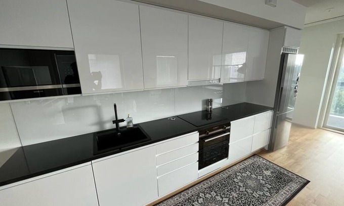 Espoo Apartamento | Stylish new apartment with indoor access to metro and shopping center.