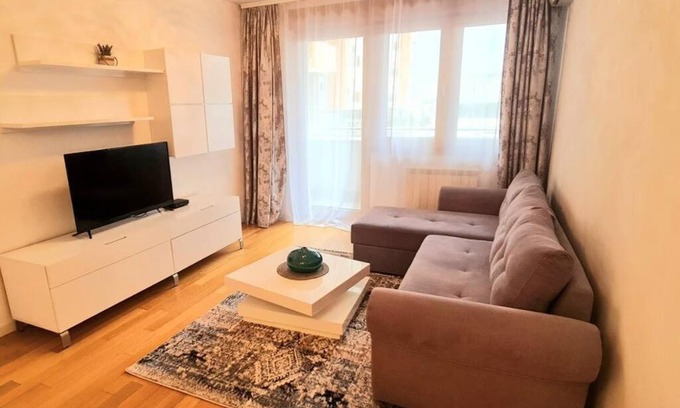 Novi Beograd Apartamento | Stylish New Belgrade apt parking 5e per day