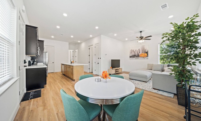 Memphis Casa | Stylish new build 2BR/2BA getaway w/gated parking