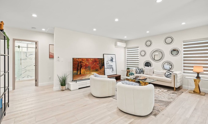 West Covina Casa | Stylish New Home Bright, Modern & Fully Stocked