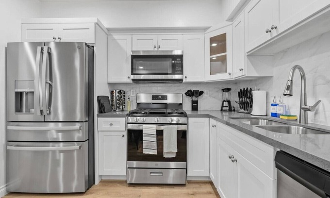 Compton Casa | Stylish New home Near DTLA, Disneyland, SOFI