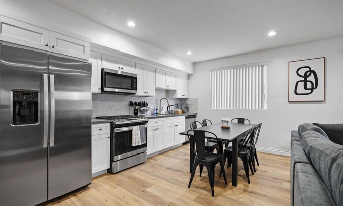 Lynwood Casa | Stylish New home Near DTLA, Disneyland, SOFI