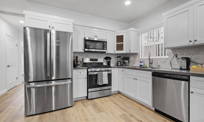 Lynwood Casa | Stylish New home Near DTLA, Disneyland, SOFI