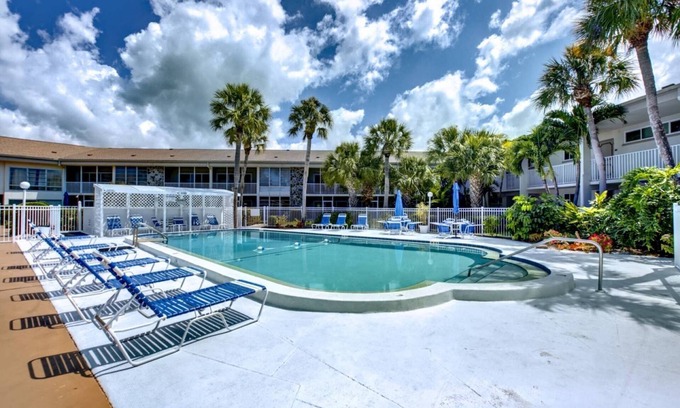 Saint Armands Key Condominio | Stylish Newly Remodeled Condo, Walk to Beach & St. Armands, Heated Pool/Spa, Free Activities Daily