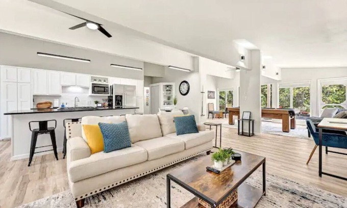 Bella Vista Casa | Stylish NWA pool table, family oasis!