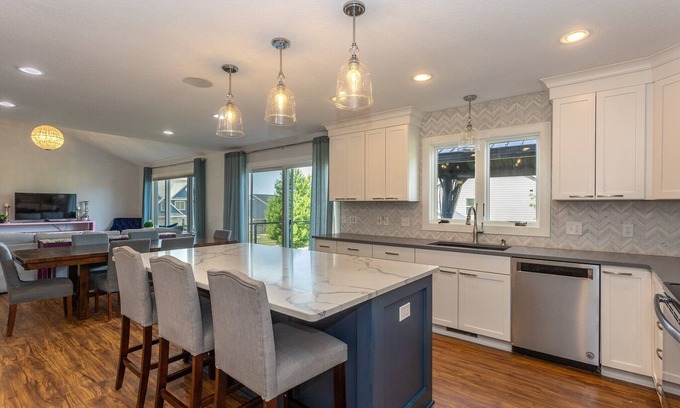 Waukee Casa | Stylish Oasis for Unforgettable Getaways