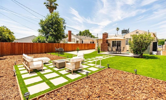 Valley Glen Casa | Stylish Oasis in NoHo