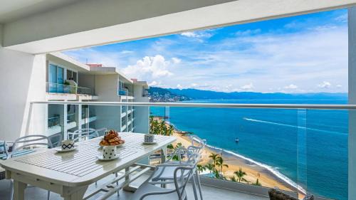 Las Glorias Apartamento | Stylish Oceanfront 2BR - Balcony with Sunset Views, Pools, Beach & Gyms