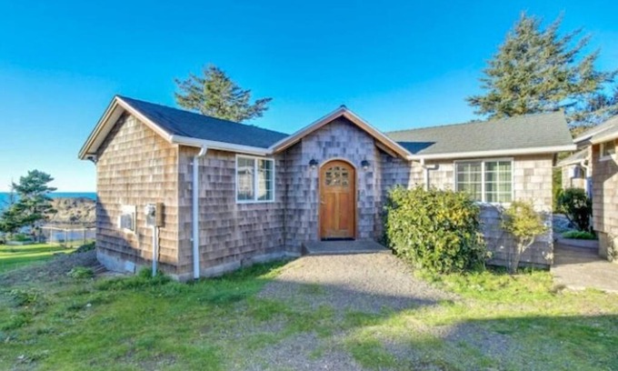 Depoe Bay Casa | Stylish Oceanfront Cottage Overlooking Pirate Cove