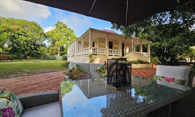 Welches Villa | Stylish Oistins Villa: 2BR, A/C, Full Kitchen, Gated Property, Spacious Garden.