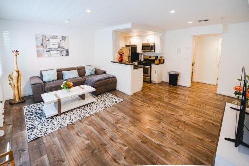 Wilshire Apartamento | Stylish One Bedroom in Hollywood Koreatown Area with Parking