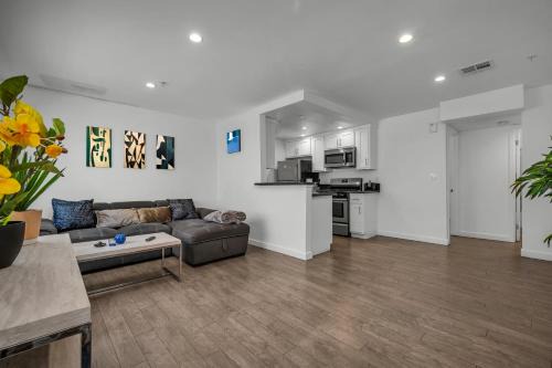 Wilshire Apartamento | Stylish One-Bedroom Retreat with Central AC & Free Parking in the Heart of Hollywood