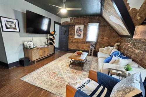 Bellefonte Apartamento | Stylish, Penn State-Themed Historic Getaway 2 Blocks from Waterfront