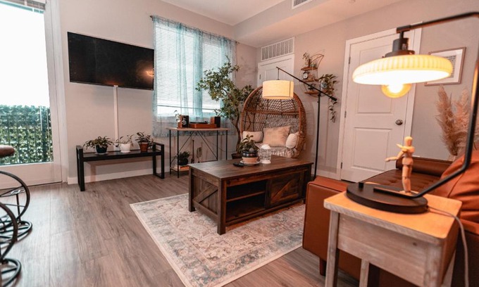 Jefferson Manor Apartamento | Stylish Pet Friendly Space w/ Balcony, Gym, Pool
