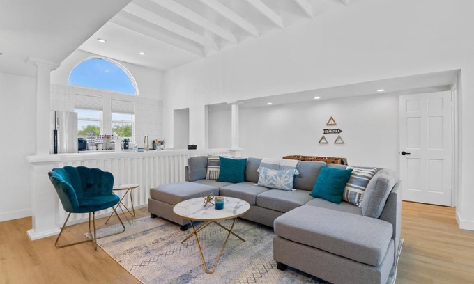 Camelback East Casa | Stylish Phoenix Townhome - Foosball Table, Laundry, Parking!