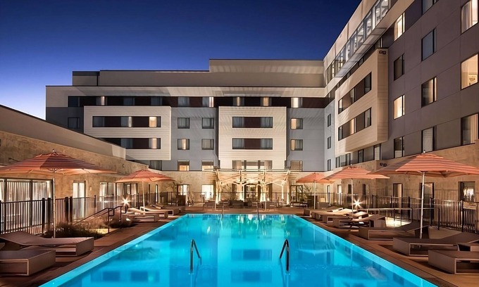 Bee Cave Apartamento | Stylish Pool View King | Free Parking, Near Shops, Parking Steps Away!