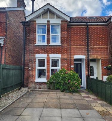 Poole Casa | Stylish Poole Stay: 2BD Victorian Home