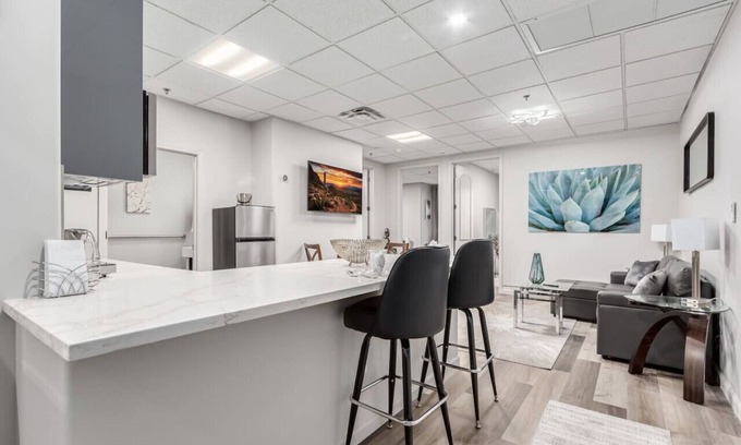 Town Center Condominio | Stylish & Prestigious! 2 Bed/2 Bath-On The Avenue