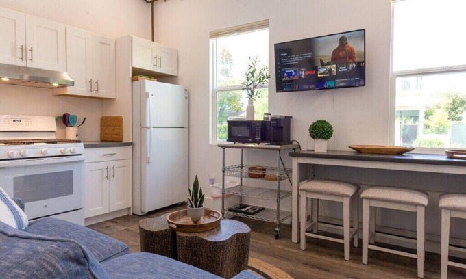 Mar Vista Apartamento | Stylish Private Gorgeous 2 Story Guesthouse + Parking