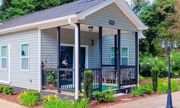 Charlotte Casa | Stylish & private guesthouse with sunny patio, central AC, & W/D - with pool