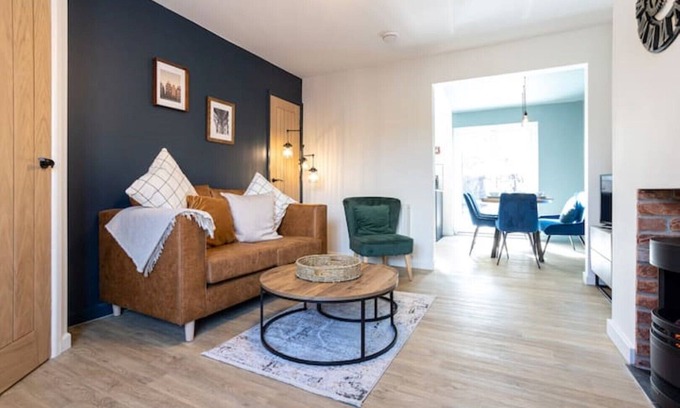 Warrington Casa | Stylish Railway Themed House - Central Warrington