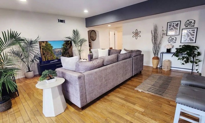 Granada Hills South Casa | Stylish Ranch with Gorgeous Swimming Pool & Piano