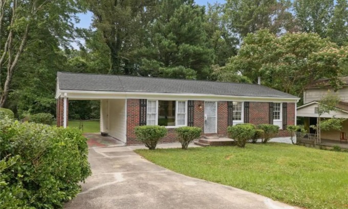Collier Heights Casa | Stylish RanchPeaceful YetCentral
