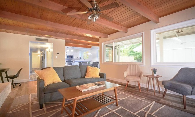 Raisin Casa | Stylish & Remodeled - Walk to Fresno State Stadium