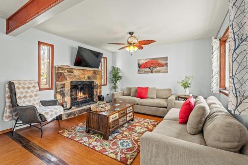 East Stroudsburg Casa | Stylish Renovated Home Open Layout Coffee Bar Near Hiking Waterfalls