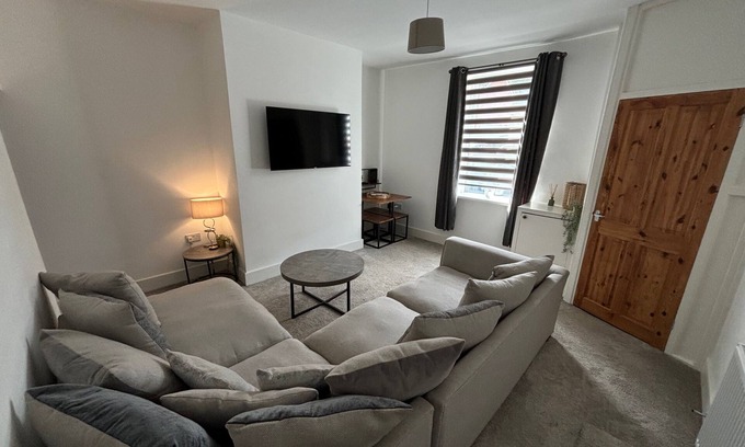 Radcliffe Casa | Stylish renovated home near Manchester City centre