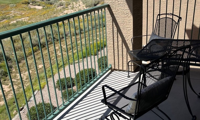 Superstition Lakes Condominio | Stylish Resort-Style Retreat - Pool / Spa, Near Restaurants and Shopping Galore!