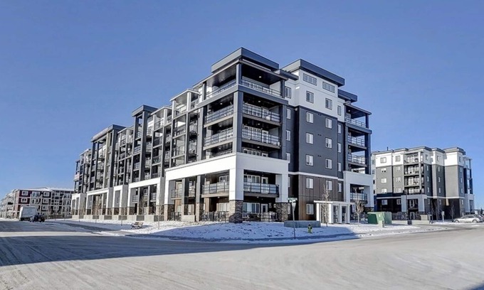 Calgary Apartamento | Stylish Retreat: Self Check-in, Prime Location, & High-speed WiFi🌟