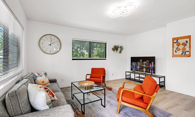 Croissant Park Condominio | Stylish Retreat with Free Parking & Great Location