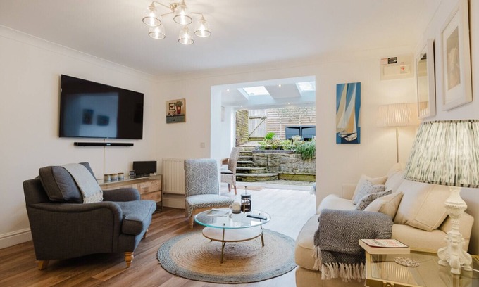 Tetbury Casa | Stylish Retreat with Private Garden in Tetbury