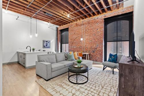 Downtown St. Louis Apartamento | Stylish Riverfront Loft - Steps from the Arch & Nightlife