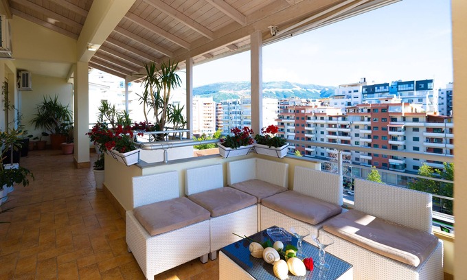 Vlore Apartamento | Stylish romantic penthouse w/hot tub-5 min walk from beach family-friendly