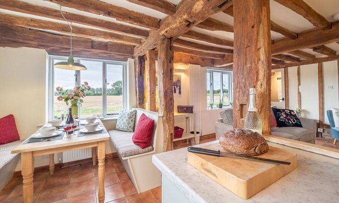 Higham Cabaña | Stylish rural cottage with views over fields and the River Stour - The Granary