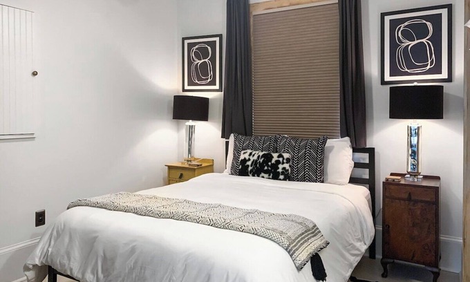 Savannah Victorian District Condominio | Stylish Savannah Stay I Walk to Forsyth I Free Parking