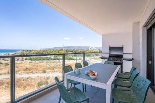 Nahariya Apartamento | Stylish Seaside Escape with Balcony by Sea N' Rent